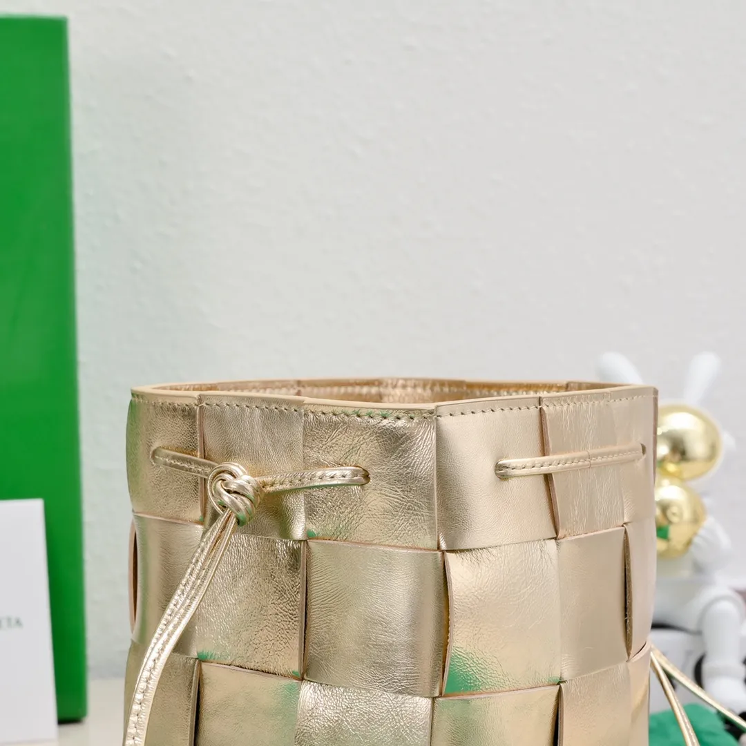 Batch 1460 large size/pure gold 🔻Bottega veneta* new woven small bucket bag latest series # The square bag shape is matched with classic woven elements, drawstring design, minimalism, and has a particularly large capacity. Every color is beautiful, it is simple and elegant but has a cool style. Both men and women can control it, and the upper body is fashionable and classy! Style number: 6612# Large size; 18*14*14cm